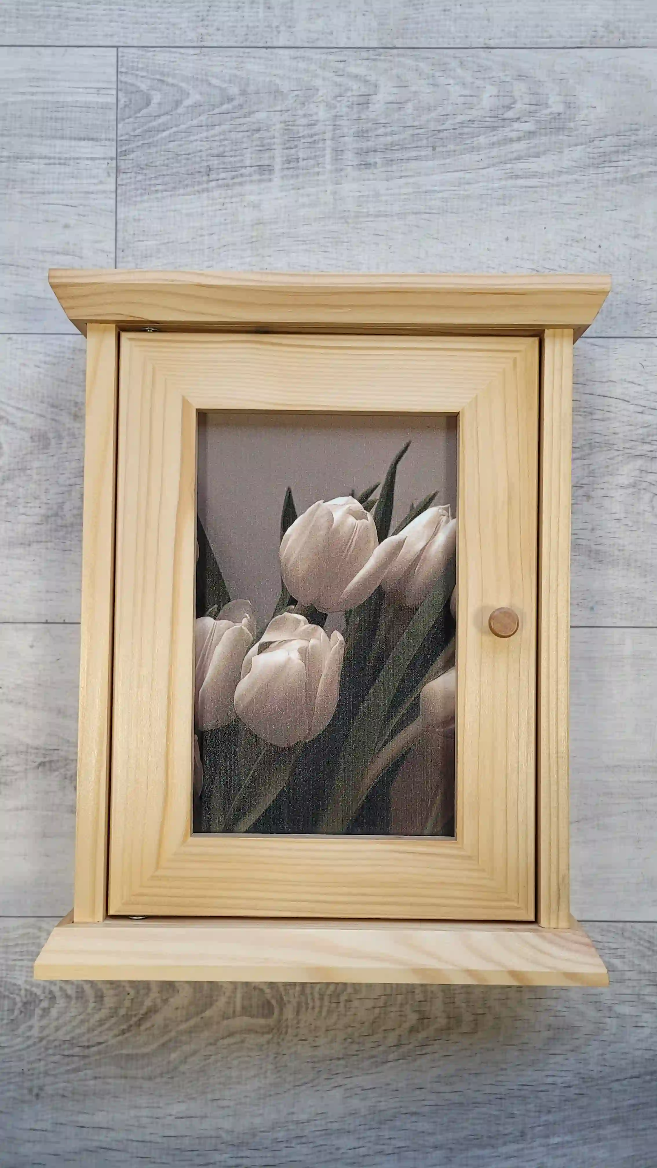 PIKUSA — caja para llaves de madera clara, tulipanes blancos