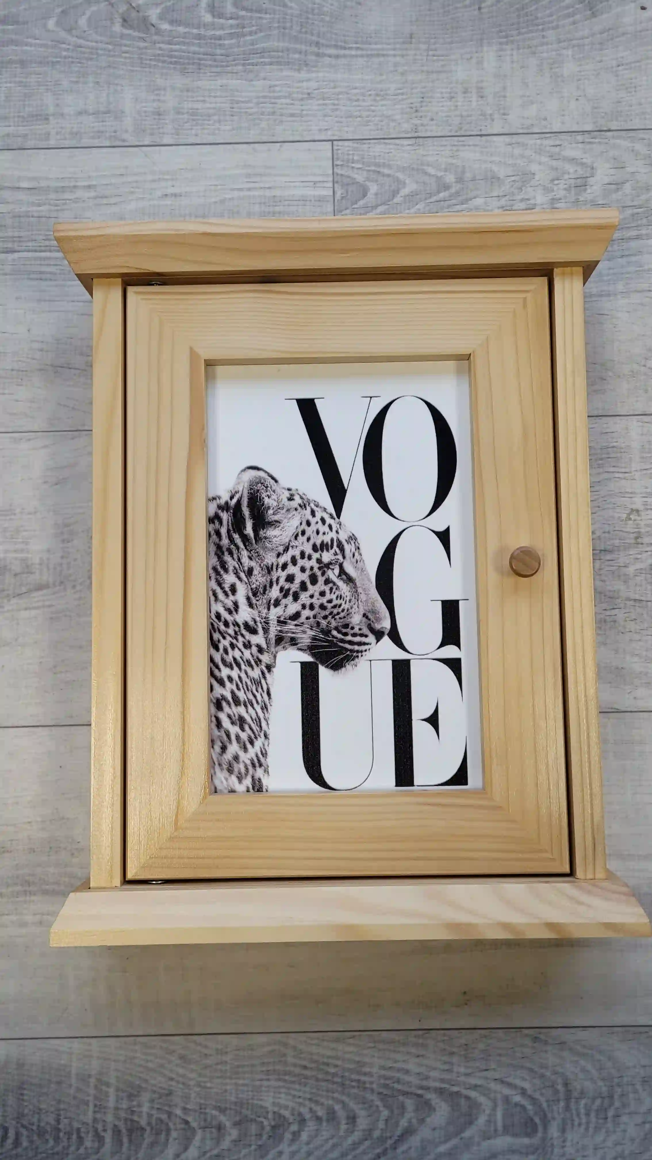 PIKUSA — caja para llaves de madera oscura, motivo de leopardo